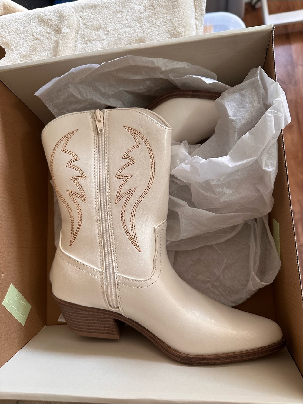 No Boundaries Women's White Western Boots - Stylish Zip-Up Cowboy Boot new